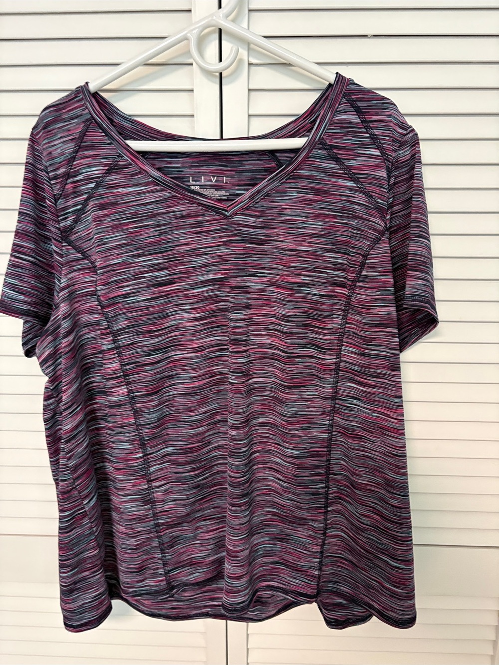 Livi Active Short Sleeved V-Neck Tee 18/20